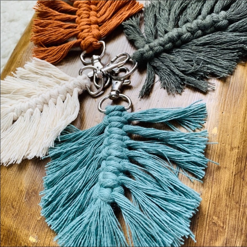 Feather macrame keychain - Picture 2 of 8